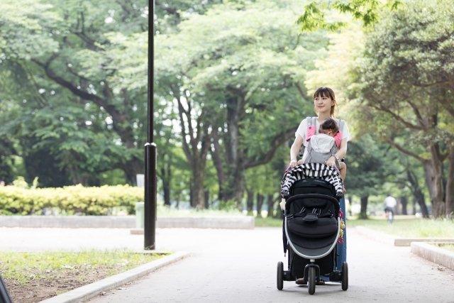 ベビーカーを押すママ