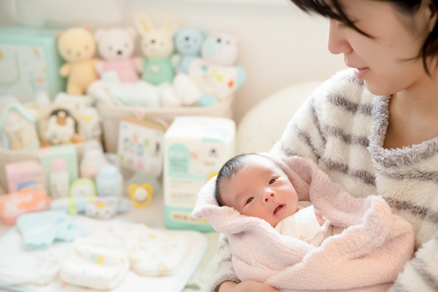 新生児を抱くママ