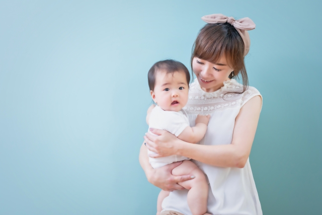 赤ちゃんを抱くママ