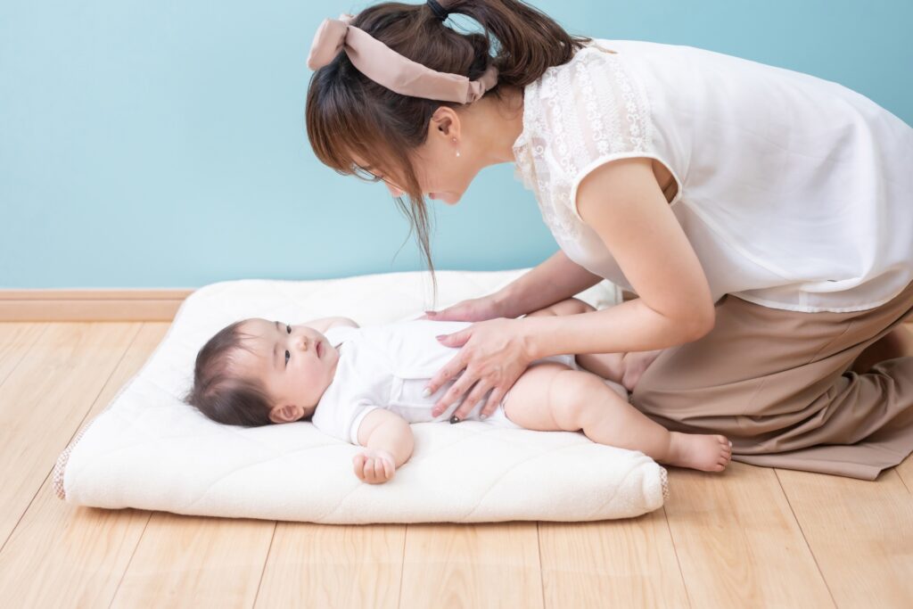 赤ちゃんと触れ合うママ