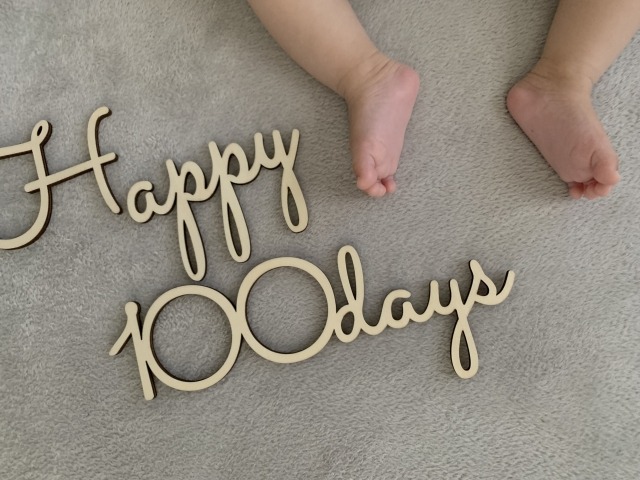 赤ちゃんの足と100daysのレターバナー