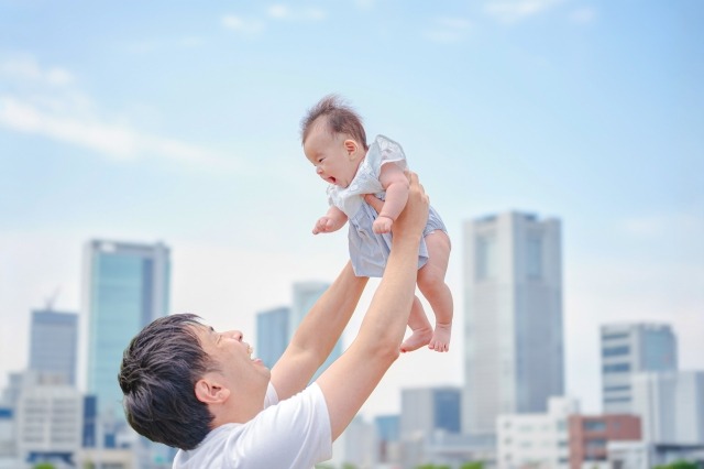 赤ちゃんを抱き上げるパパ