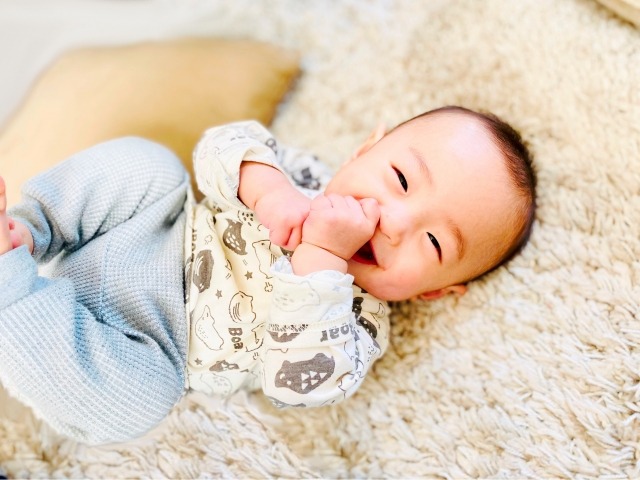 男の子の赤ちゃん　笑顔