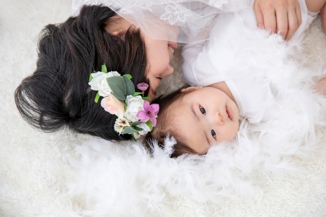 ドレスアップした赤ちゃんとママ