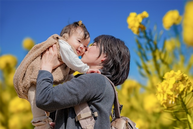 赤ちゃんをあやすママ