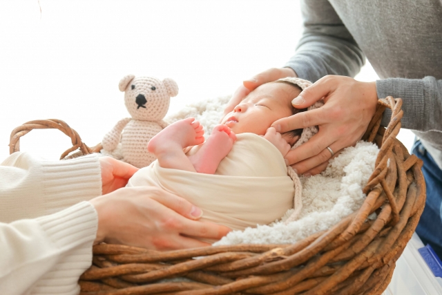 写真を撮る新生児