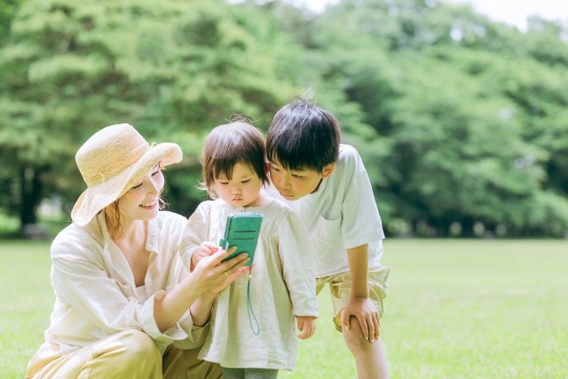 親子でスマホを見ている写真