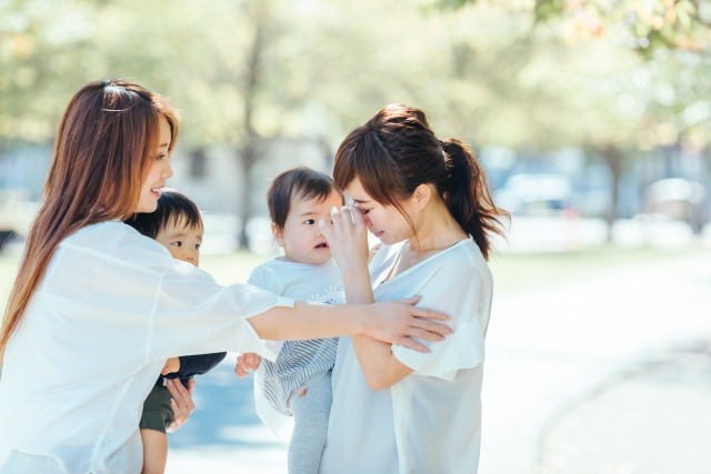 ママ友を慰めている写真