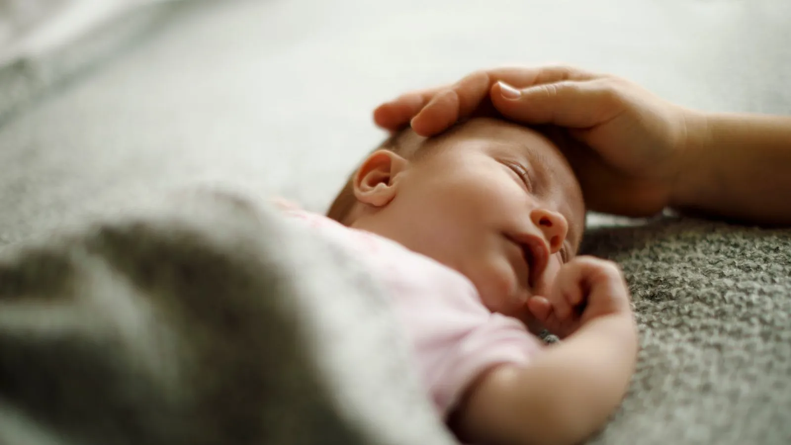 眠る赤ちゃんとママの手