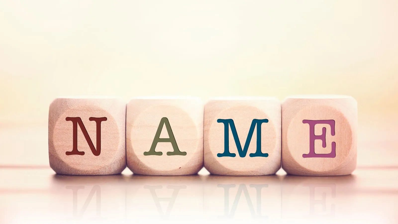 NAMEと書かれた木製ブロック