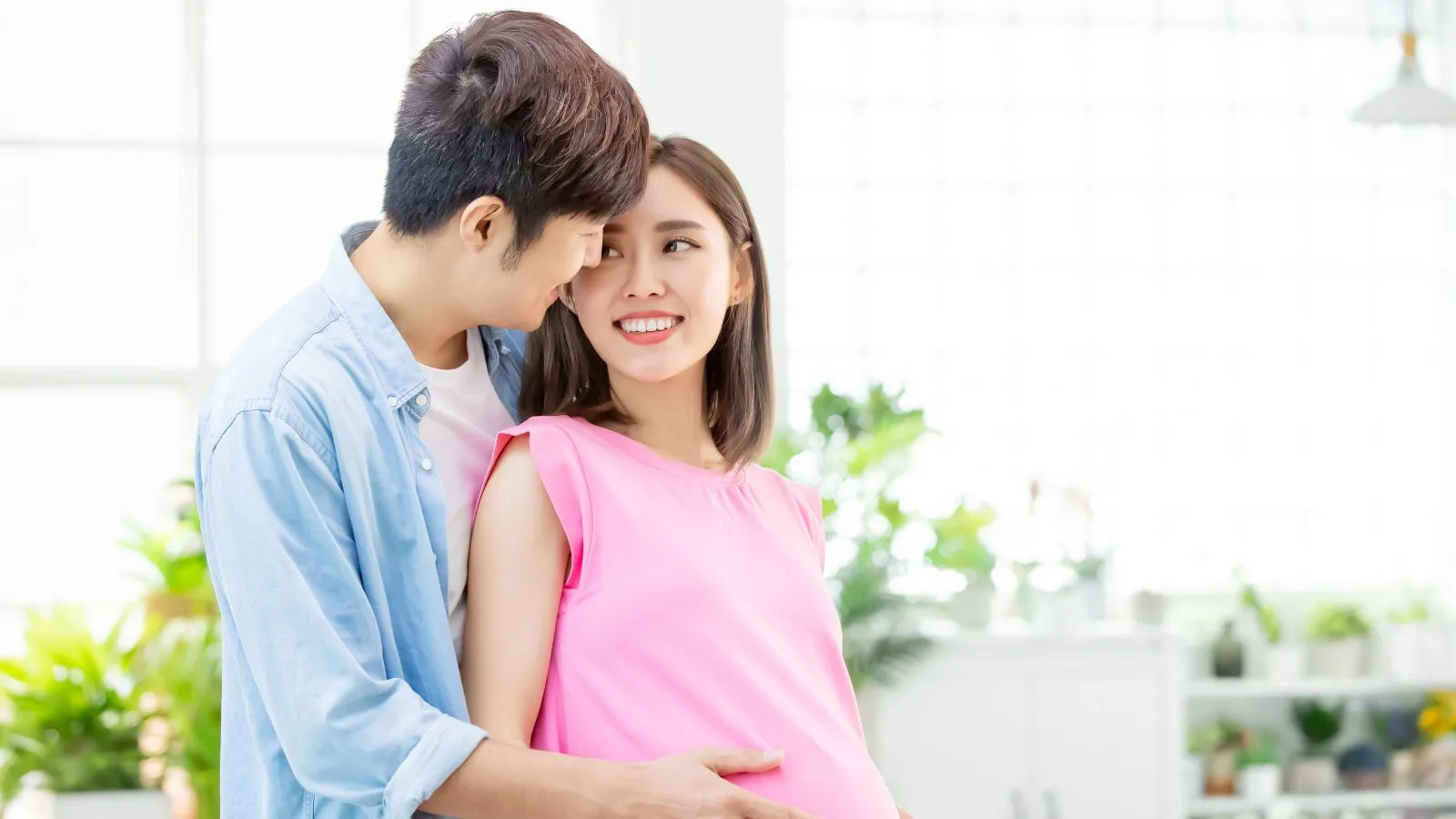 赤ちゃんを心待ちにする夫婦